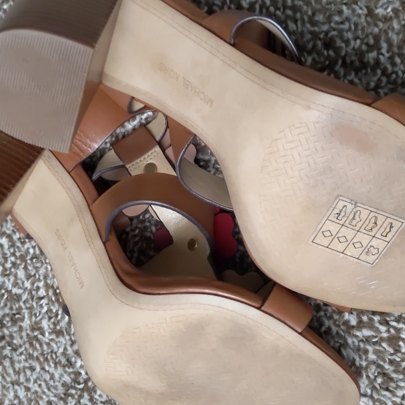 Michael Kors 'Kit' Flower Leather Stacked Heels, Size 8.5 - Picture 8 of 8